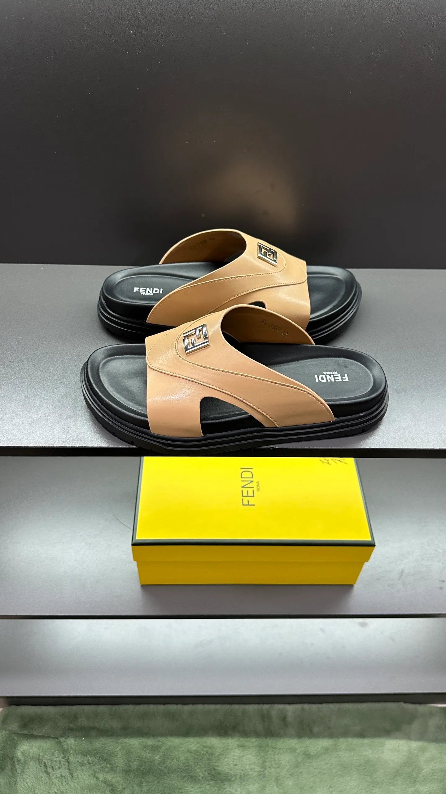 P300 [Fendi Slippers] High-end men's shoes brand, official website 1:1 latest masterpiece: original mold customization, fabrics made of imported original materials, upgraded outsole, lighter and non-slip. The market's top quality, simple yet tasteful, a must-have for fashionistas, fashionable at your feet, full of confidence, the same style at the counter 👍The season of summer slippers is here. Code: 38-45, 46 order